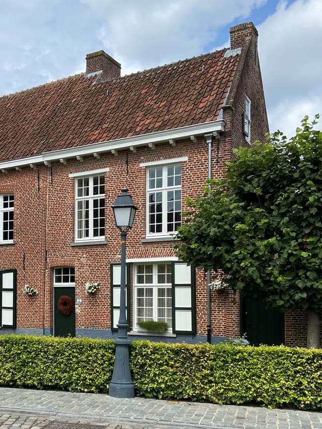 Front view of Begijnhof 82
