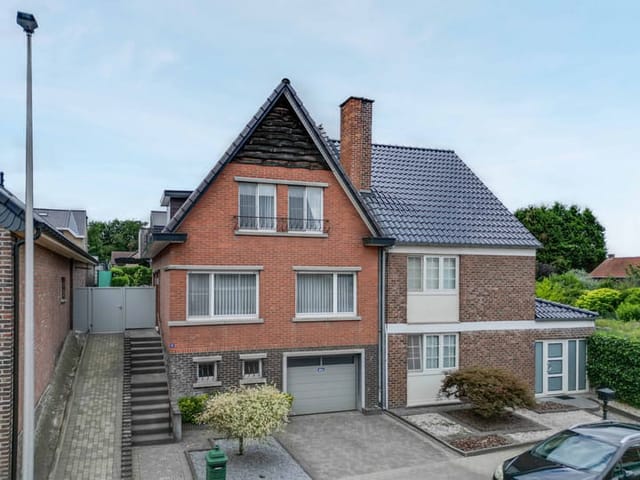 Front view of Lochtstraat 15, Bilzen