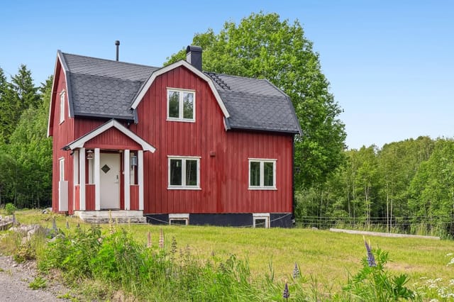 The property is arranged over 2 floors, with a rough basement and several basement rooms
