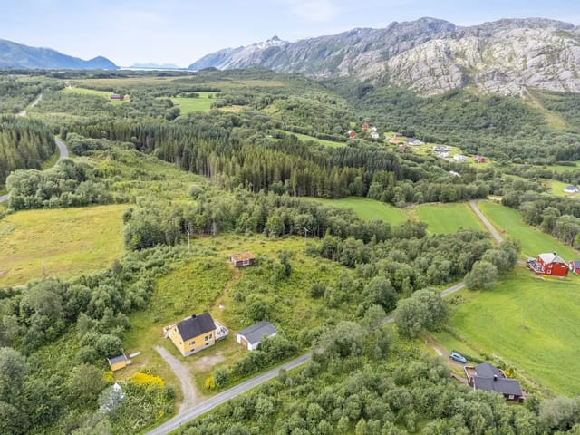 Welcome to Sundøyveien 43, a spacious holiday home located in idyllic surroundings on Sundøya.