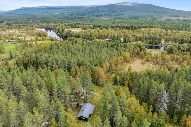 The property is secluded near the river Ljøra and Fulufjellet, in Ljørdalen