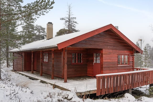 Welcome to the beautiful Engerdal, Sømådalen and this delightful holiday property at Gloføklia øst 16! The property is nicely situated in the terrain, with views of the lake, forest, and countryside.