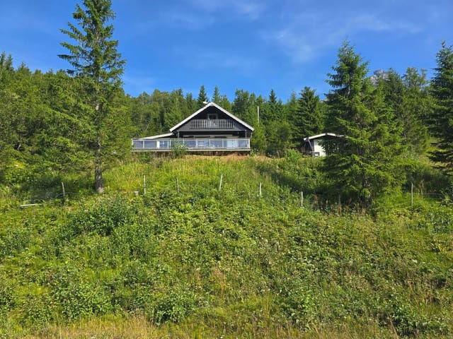 Welcome to Straumbotnveien 452. Elevated location with great views.