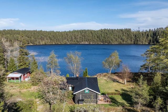 Exterior view of the holiday home and garden