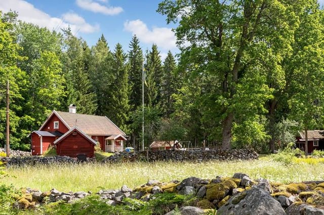 Front view of Ursbo 22 country cottage