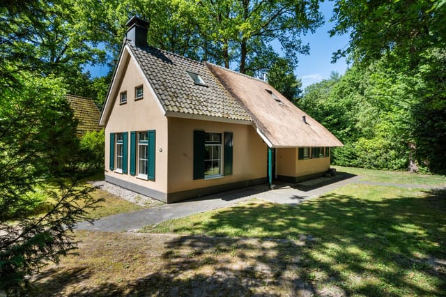Front view of the thatched Drenthe farmhouse