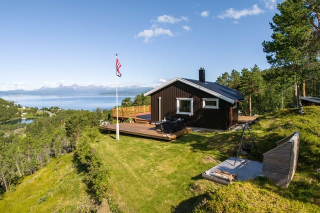 Welcome to Råndalsveien 36! Large outdoor area with several zones to enjoy fantastic views and pleasant moments year-round.