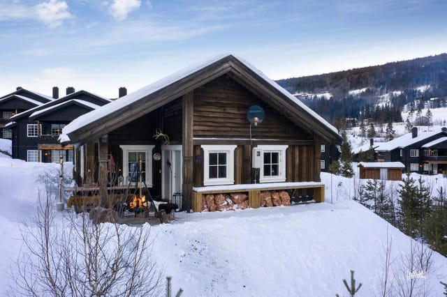 Real estate agent Ådne Holestøl Hognerud welcomes you to this cozy cabin. Photo: Pål Harald Uthus