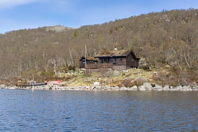 Overview of the cabin by Sandvatnet