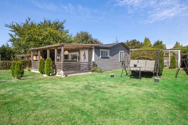 Front view of the holiday home and garden