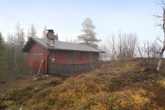 This is a leisure property located in Etnedal, about 300 meters south of Bjødnaskardvatnet, at about 750 meters above sea level.