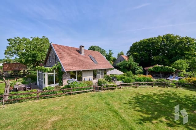 Front view of Clootsweg 12 farmhouse