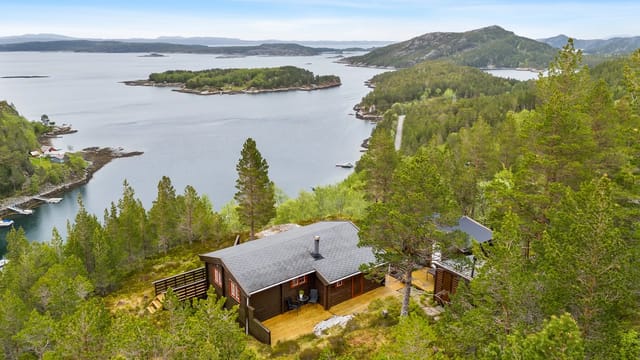 Overview of the cabin and terraces with sea view