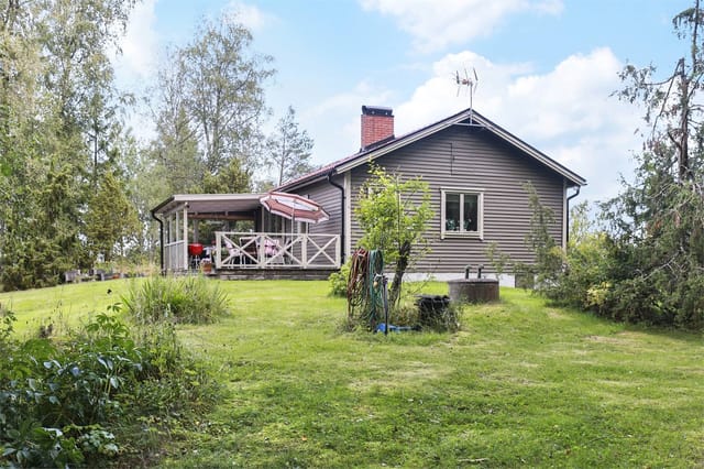 Front view of the summer cottage