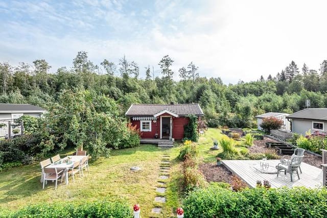 Exterior view of the timber cottage and garden