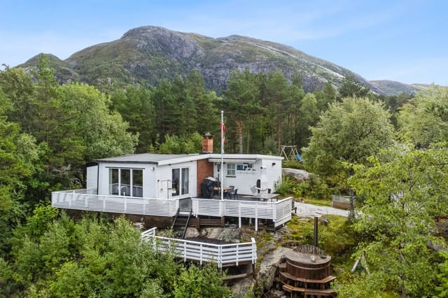 The cabin is situated high on the plot, with a southwest-facing terrace and panoramic views over the archipelago.