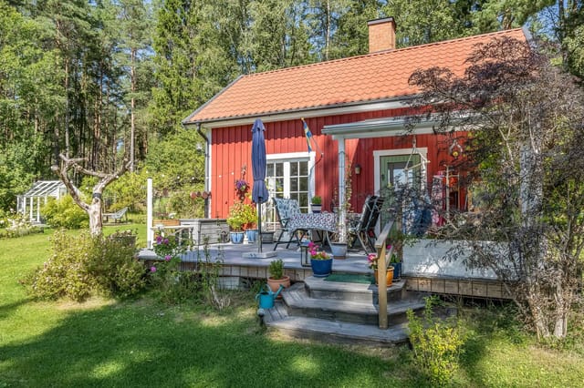 Exterior view of the cottage and garden