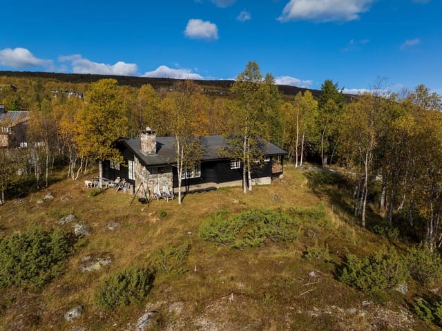 Øyovegen 100 - beautifully adapted to the terrain on a large, gently sloping plot. Sunny and with a nice view.