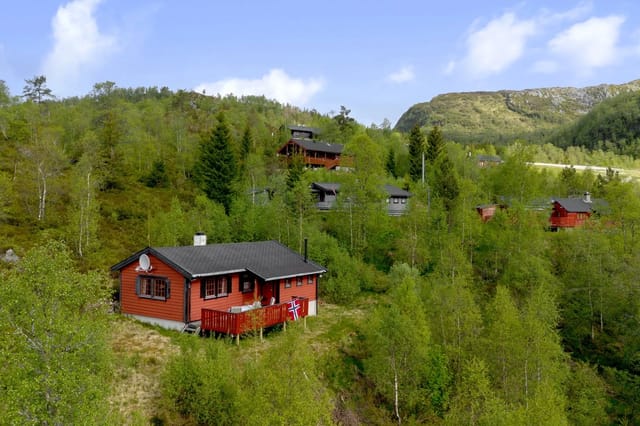 Cozy, functional cabin with a beautiful location at the edge of the cabin area.