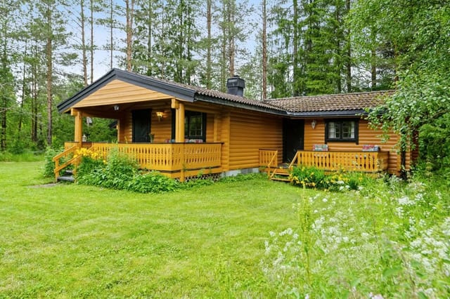 Welcome to Eltmunningsvegen 8 - Machine-notched log cabin from 1983, surrounded by idyllic nature.
