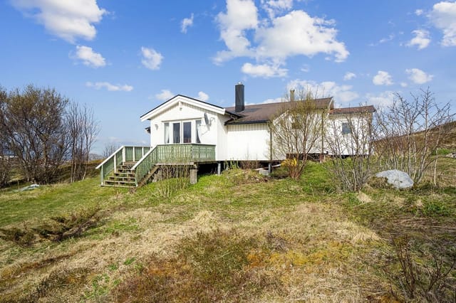 Welcome to Yttersidveien 78 - a spacious cabin in a quiet area with a beautiful and wide view. Renovated and extended in 2005.