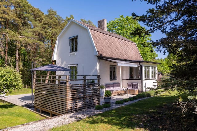 Front view of the house and garden