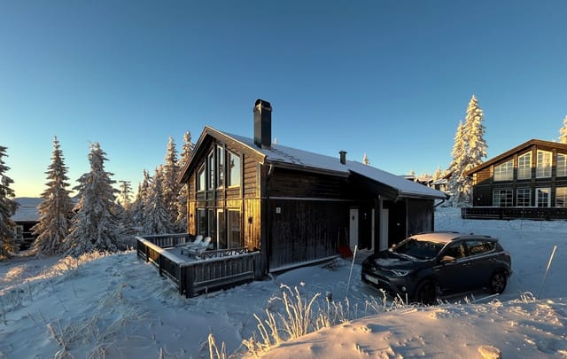 DNB Eiendom presents Høgfjellia 72C - a luxurious and very well-maintained holiday cabin from 2017, attractively located at Nordseter in Lillehammer municipality.