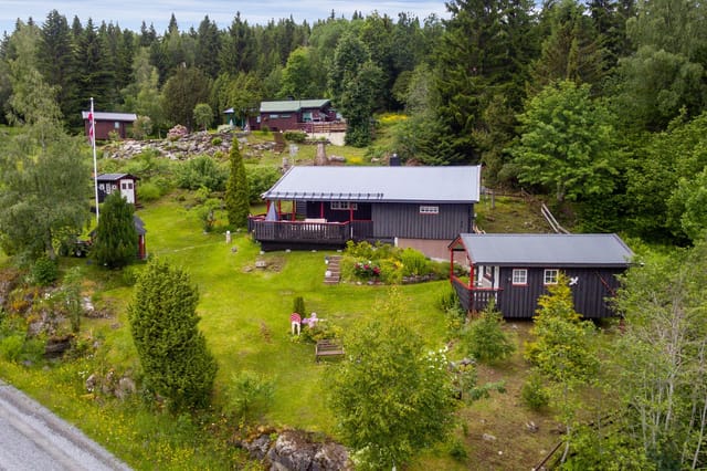 Welcome to Brattåkervegen 6, presented by EiendomsMegler 1 v/ John Sivert Brandt. Photo: ELW media (Espen Wåde). Summer photo from 2019.