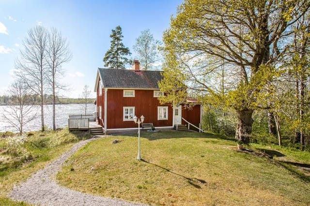 Exterior view of the house and lake