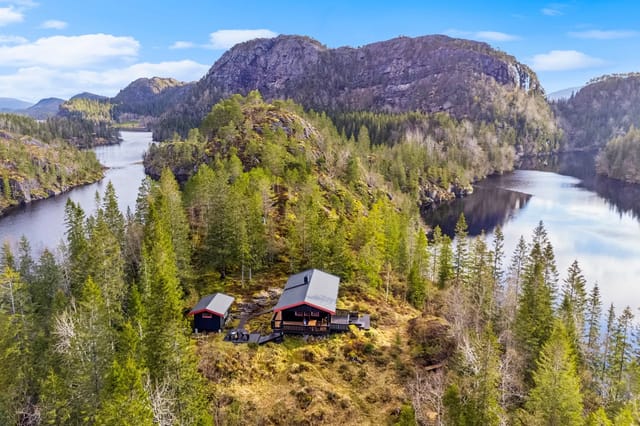 EiendomsMegler 1 presents Hopen 4 - Cozy and classic cabin with private boathouse, immediate proximity to fjord, mountains, and lake