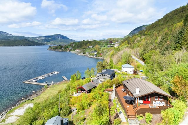 Nesvegen 147 is beautifully situated with proximity to fjord, forest, and mountains.