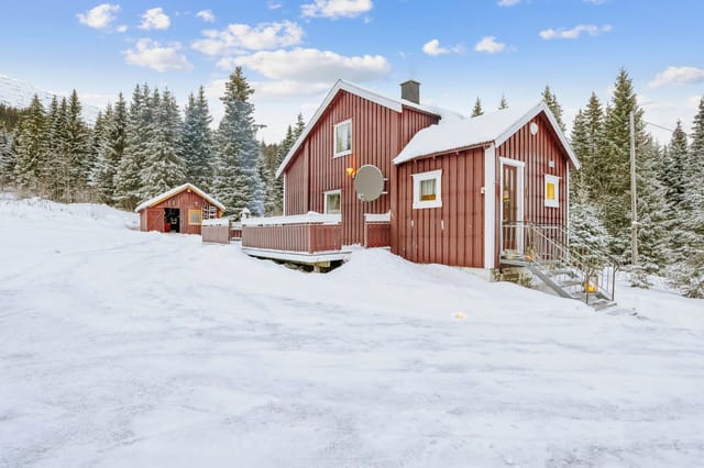 Welcome to this rural property with proximity to bathing area, hiking terrain, snowmobile trail, and fishing opportunities in Drevvatnet.