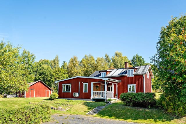 Front view of Fensbol 1 country home