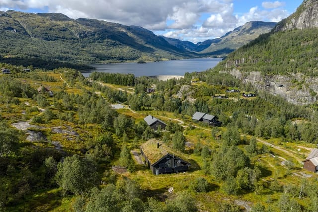 Beautifully situated in the terrain with views towards Slettedalsvatnet/valley