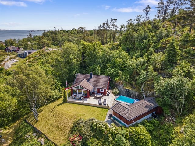 Welcome to Langøy 10 – modernized and well-maintained cabin with pool and large dock