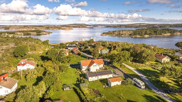 Front view of the villa and garden