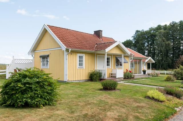 Exterior view of the cottage and garden
