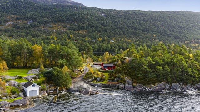 Welcome to Vikevegen 876 and 878 – A rare gem of a leisure property with a fantastic location on the sunny side of Ålfjorden.
