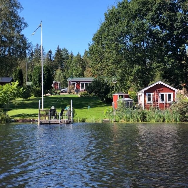 Front view of Vansjö 13, lakeside house