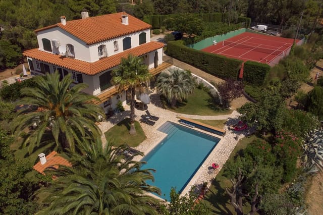 Main view of the villa and garden