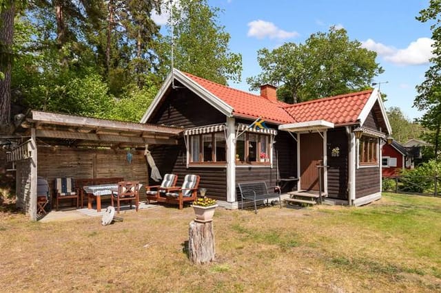 Front view of the summer cottage