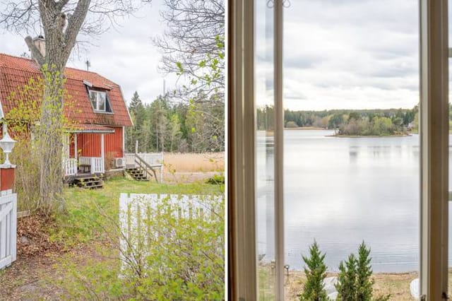 Exterior view of the house and waterfront