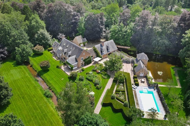 View of the villa from the driveway