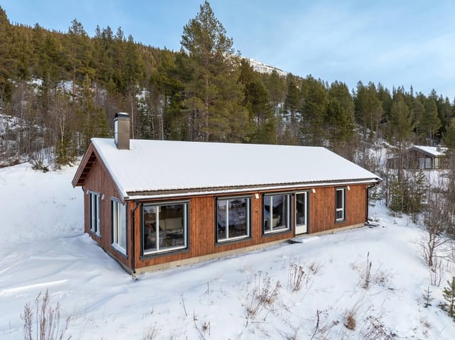 PrivatMegleren Lillehammer v/Pernille Enger Lunn presents this appealing and modern cabin at Lauvålivegen 2!