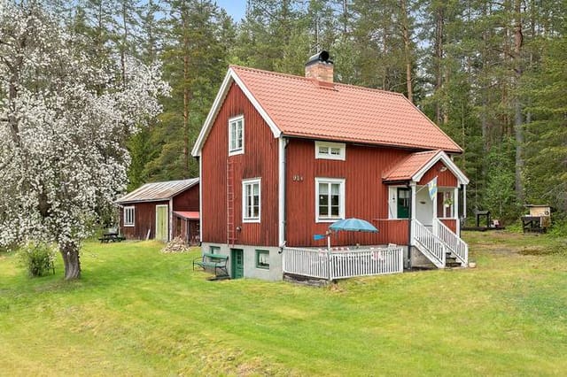 Exterior view of the cottage and garden