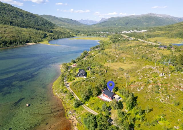 The holiday property is located in scenic surroundings right by the sea in Kanstadbotn.