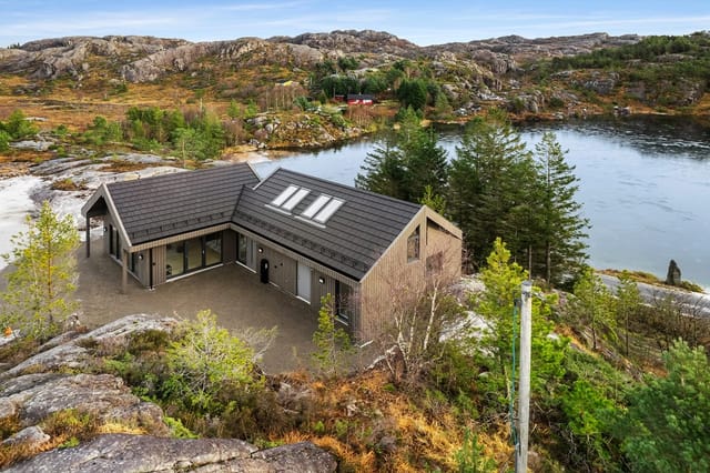 Modern cabin in scenic surroundings. Nice bathing place just below the cabin. If you love golf, Egersund Golf Club's facility is nearby.