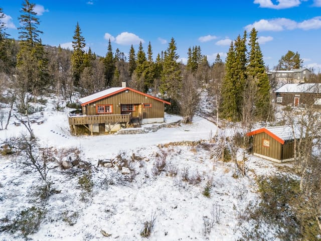 Welcome to Fjellvegen 15, a property presented by EiendomsMegler 1 Fjellmegleren! Spacious cabin at 1002 meters altitude with views, excellent sunlight, great hiking opportunities, 5 bedrooms, electricity and water, jacuzzi.