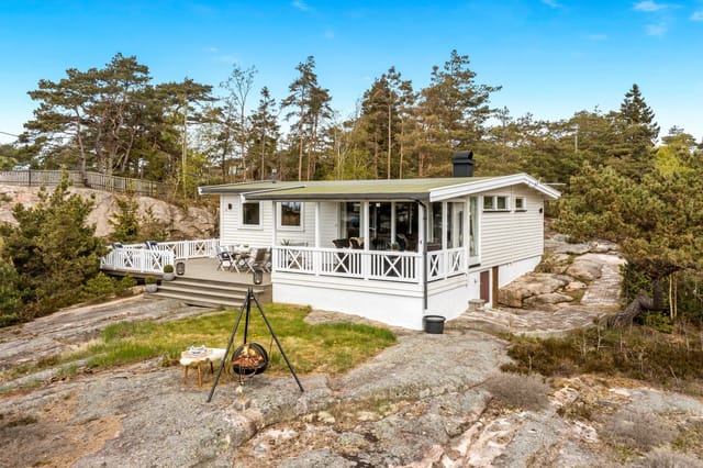 Front view of the cabin with panoramic scenery