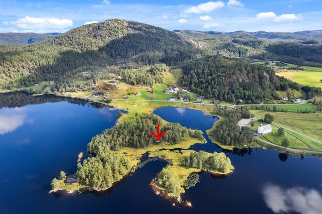 The property is secluded by Fjotlandsvannet.